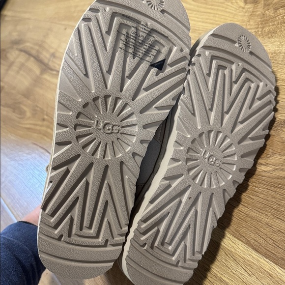 New UGG Faux Fur Lined Beige Ankle Boots - Picture 4 of 5